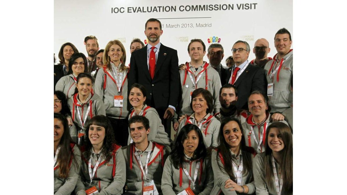 El Príncipe junto a representantes y voluntarios de Madrid 2020.