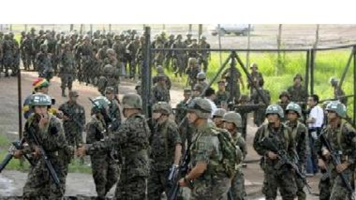 Militares hondureños rodean las afueras de la casa presidencial.