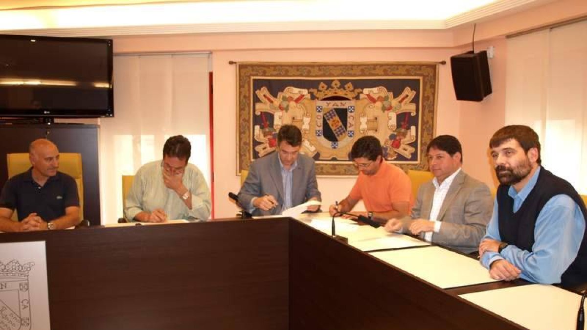El alcalde y los representantes de la Junta Agropecuaria durante la firma del convenio.