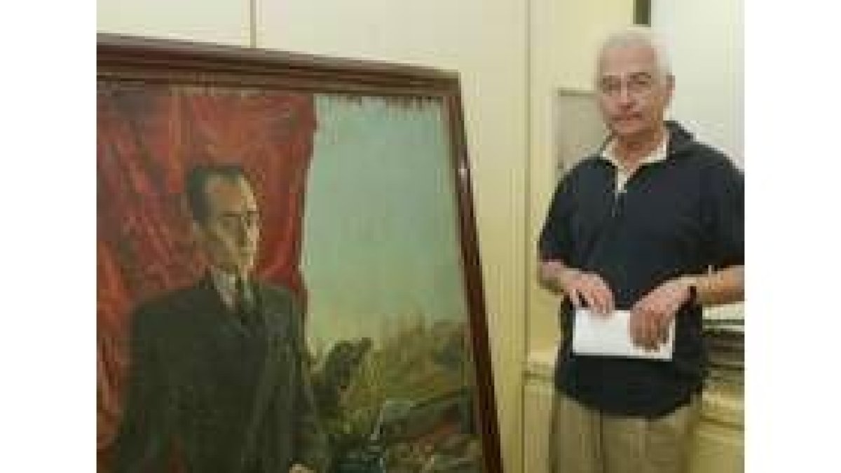 Ricardo Pinto, con el retrato de su padre, realizado por su hermano Cristian en 1947