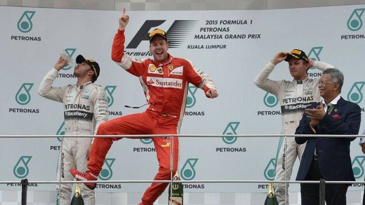 El piloto de Ferrari Sebastain Vettel celebrando su triunfo en el podio de Malasia.