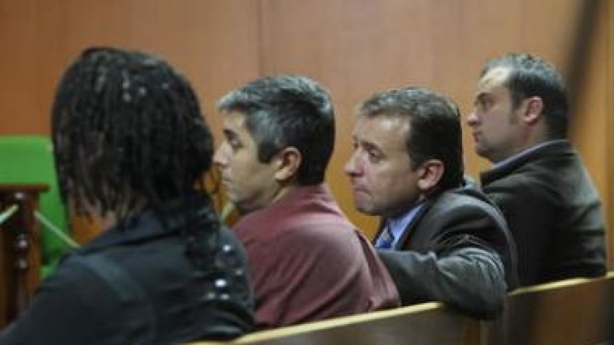 José Villanueva, Melcón y José Manuel y Timoteo Pintado Palomo, ayer en el banquillo.