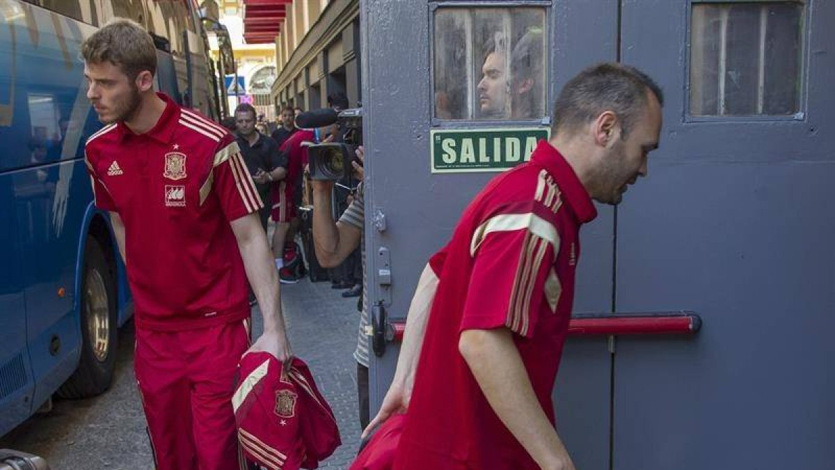 Los jugadores de la selección española David De Gea (i), y Andrés Iniesta, a su llegada este mediodía a su hotel de concentración en Sevilla, donde mañana jugarán contra Bolivia en partido amistoso en el estadio Sánchez Pizjuán antes de partir hacia el Mu