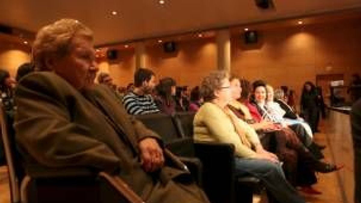 Algunas protagonistas del libro «Dama» asistieron a la presentación en la Obra Social de Caja España