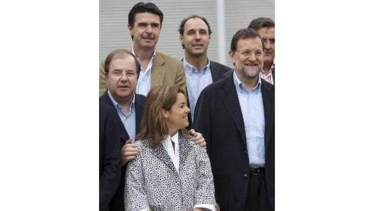 Rajoy se fotografía con miembros del PP antes de empezar el acto