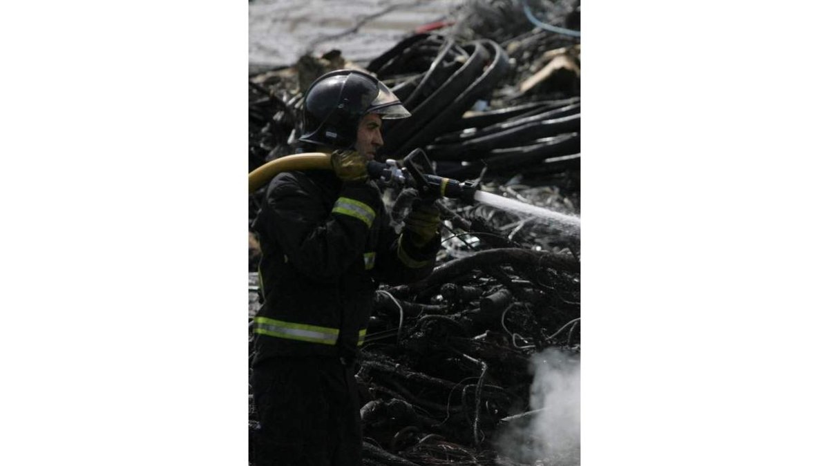 Imagen de una actuación de los bomberos de León.