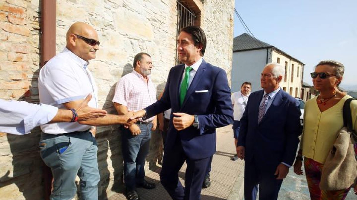 El consejero de Fomento y Medio Ambiente, Juan Carlos Suárez-Quiñones (c), durante la presentación del proyecto de red de fibra óptica en Priaranza del Bierzo