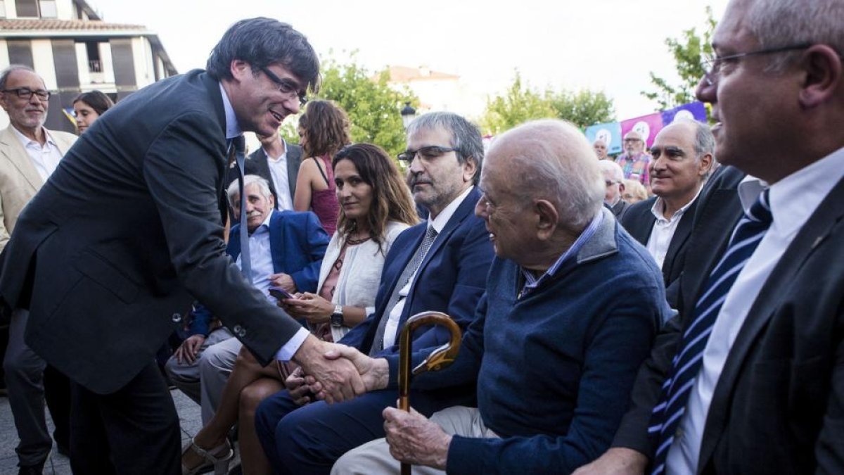 Carles Puigdemont saluda a Jordi Pujol, este martes, 1 de agosto, en la conmemoración del centenario de la muerte de Prat de la Riba, en Castellterçol.