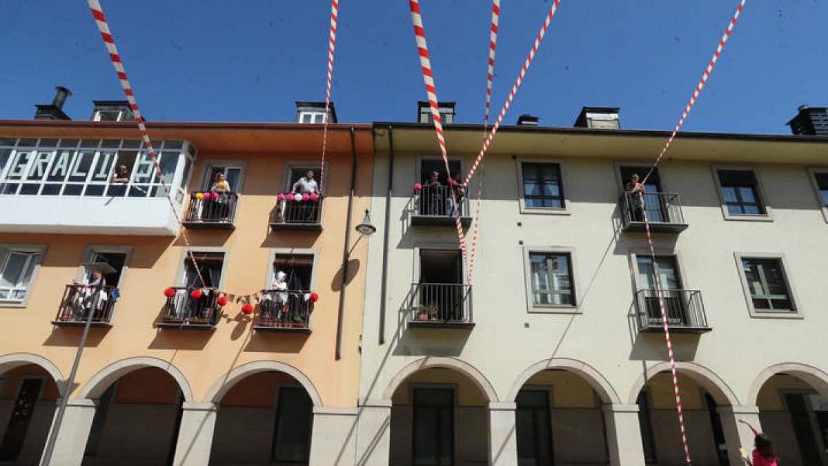 Vecinos de la Avenida del Castillo de Ponferrada engalan sus balcones y la calle esta mañana foto Luis de la Mata