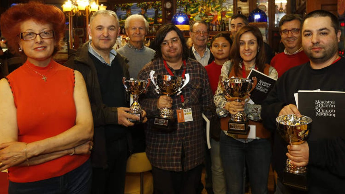 Los ganadores, con sus trofeos, junto a algunos de los participantes. JESÚS F. SALVADORES