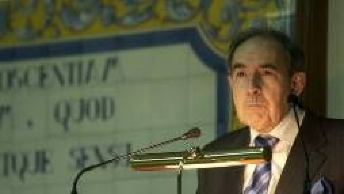 El profesor y escritor José Montero Padilla, durante el pregón de Navidad que ofreció en el 2005
