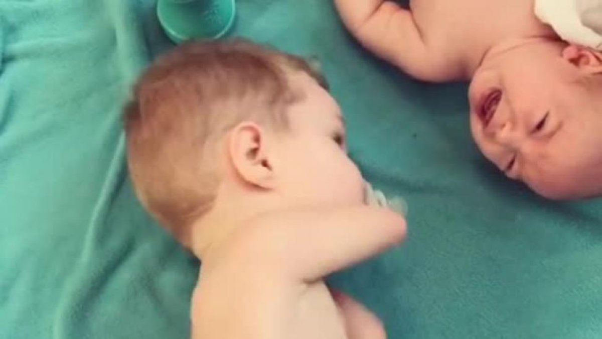 El vídeo que muestra un niño sin manos tranquilizando a su hermano