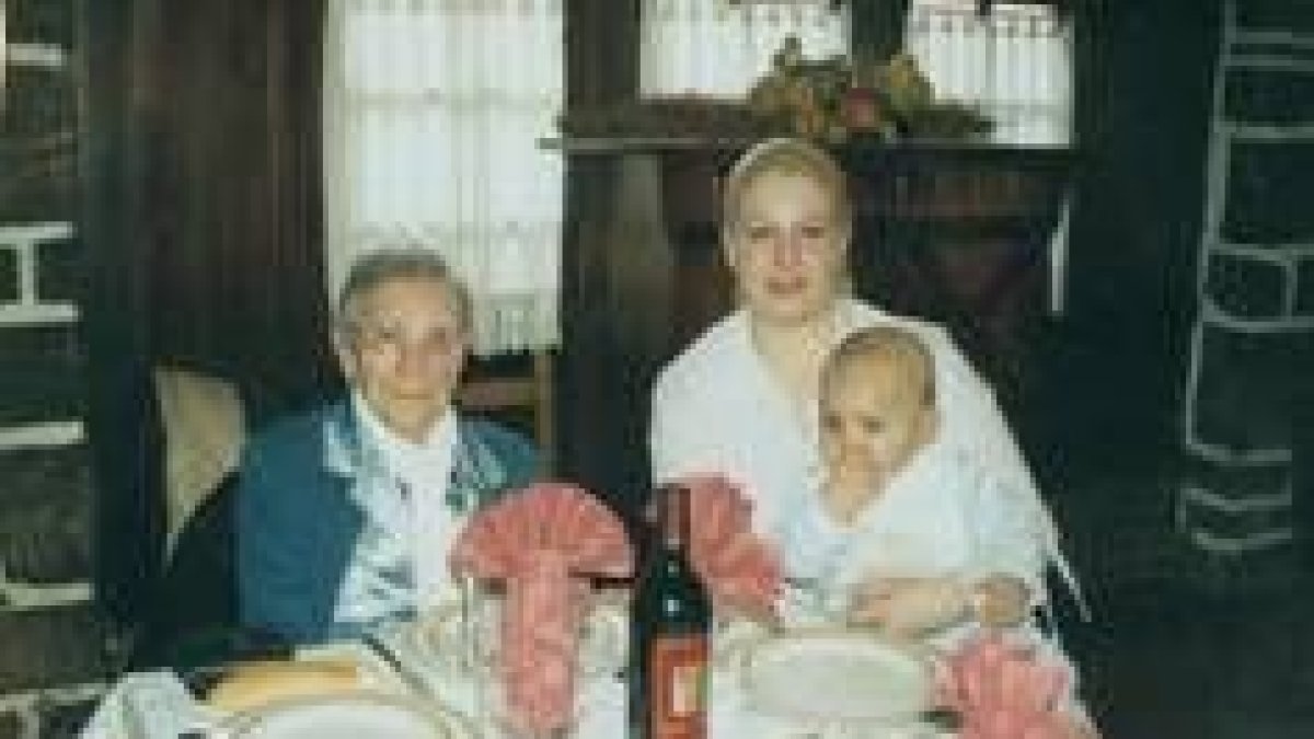 Casimira, en un cumpleaños, junto a Laura, su nieta y a su biznieto Javier