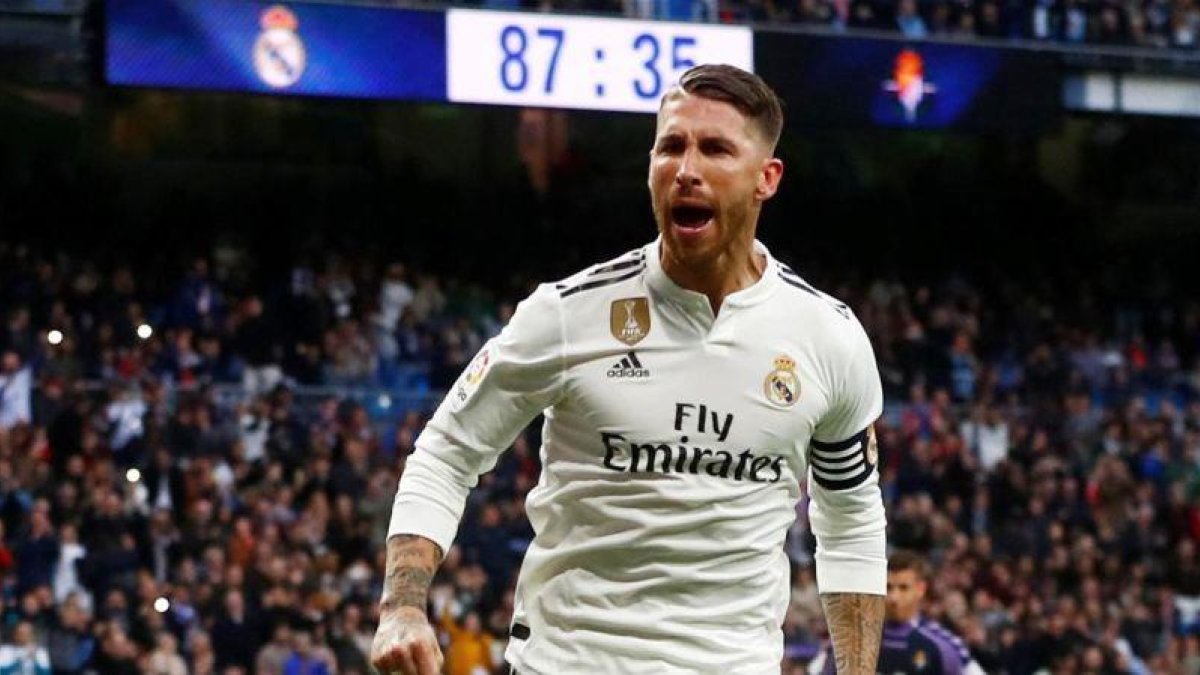 Sergio Ramos celebra su gol de penalti al Valladolid, el 2-0 del Madrid.