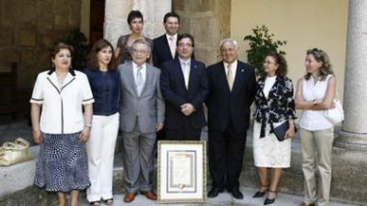 Foto de familia de los premiados, con Martín Manceñido al frente.