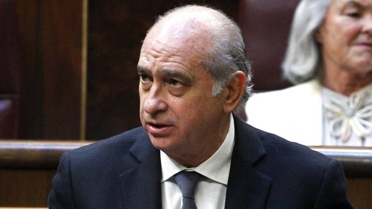 El ministro del Interior, Jorge Fernández Díaz, durante su intervención en la sesión de control al Gobierno celebrada esta semana en el pleno del Congreso de los Diputados.