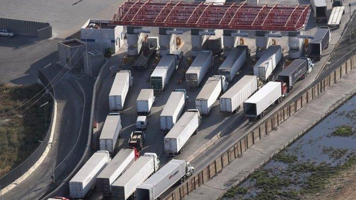 Un grupo de camiones espera su turno para entrar en territorio de Estados Unidos desde México.