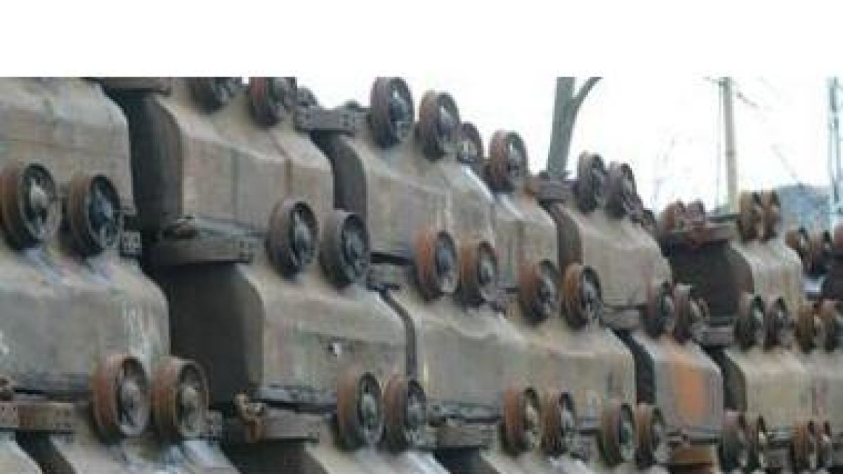 Un montón de vagonetas en desuso, apiladas en el exterior de una explotación minera de la provincia.