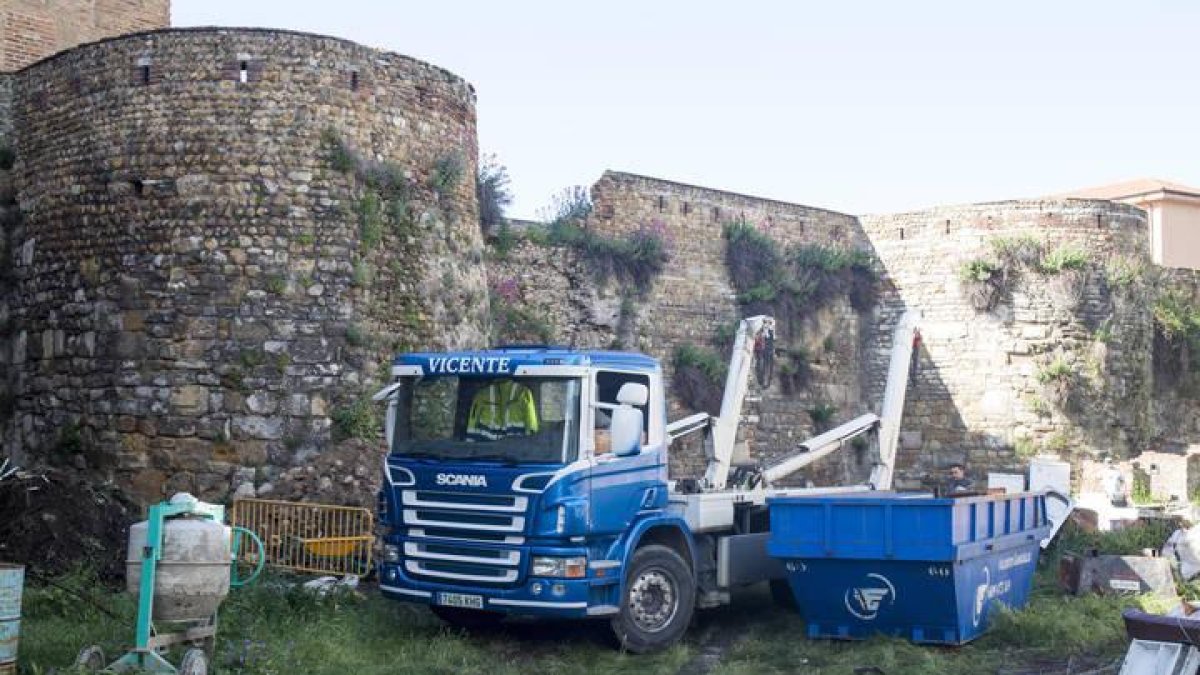 Un camión con escombros en León