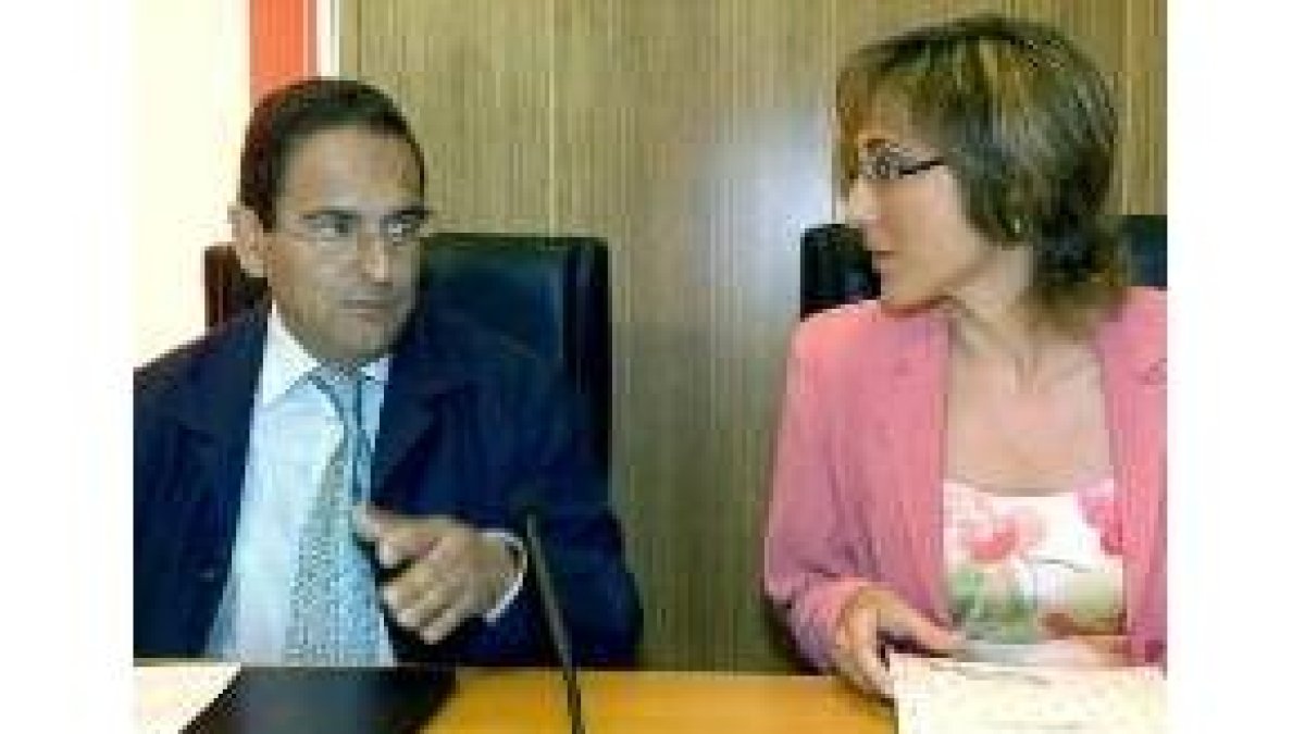 Luis Aznar y Rosario Rodríguez durante la rueda de prensa