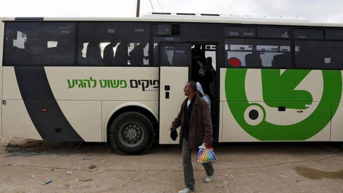 Obreros palestinos bajan de su autobús para cruzar a la franja de Gaza, a través del control militar de Eyal, cerca de Qalquilya, en marzo del 2013.
