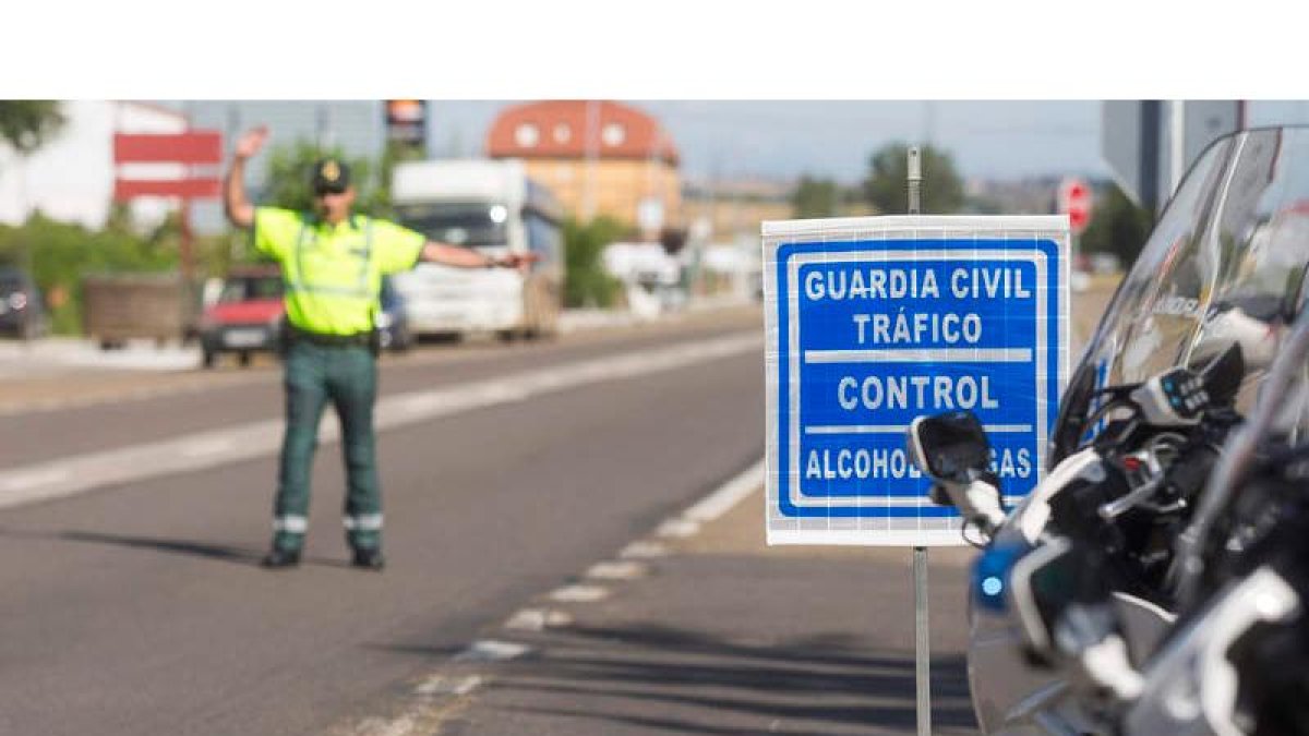Guardia Civil en un control de tráfico de la operación salida en León. FERNANDO OTERO PERANDONES