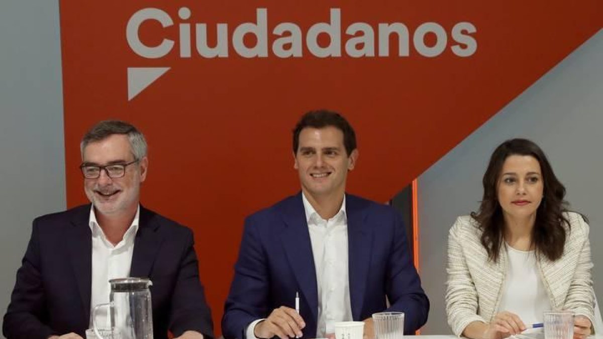 El presidente de Ciudadanos, Albert Rivera (i); la portavoz de la ejecutiva y secretaria de Formación, Inés Arrimadas; y el secretario general, José Manuel Villegas (i), durante la reunión del Comité Ejecutivo de la formación naranja celebrada este lunes.