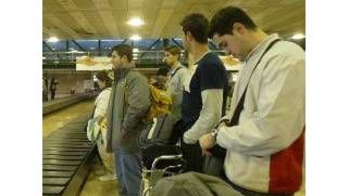 Héctor, Perales, Prendes y Raúl esperan sus maletas en el aeropuerto