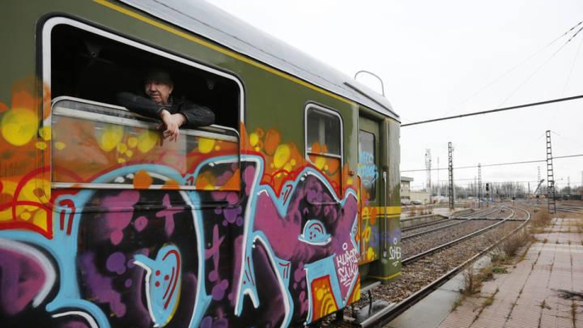 Trenes adornados con grafitis