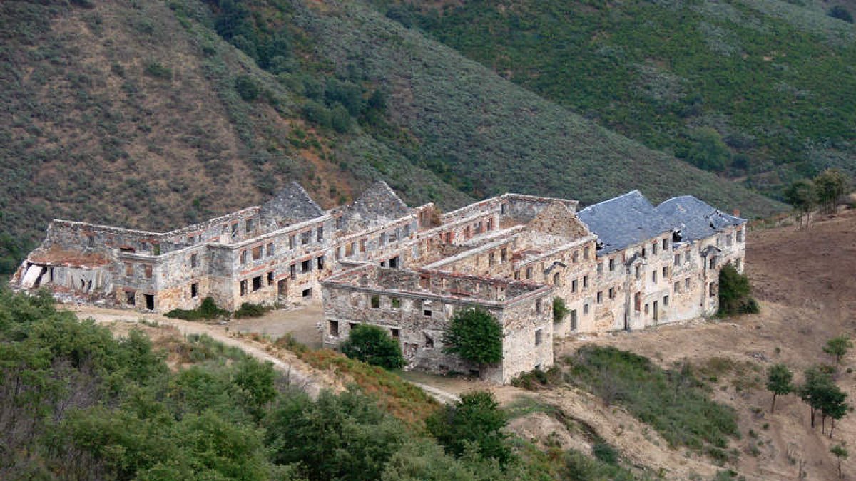 Las ruinas del poblado de la mina del wólfram que se explotó durante la posguerra en la Peña del Seo