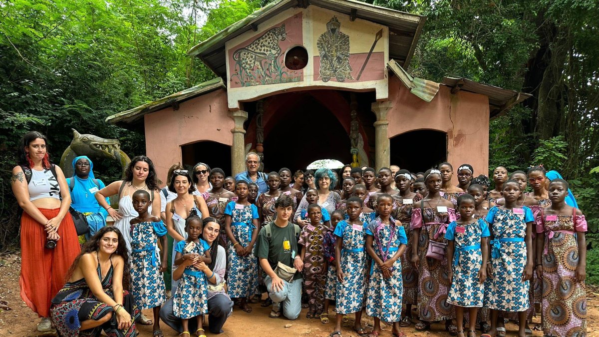 Las voluntarias bercianas, junto a las niñas de uno de los orfanatos donde colaboran. DL