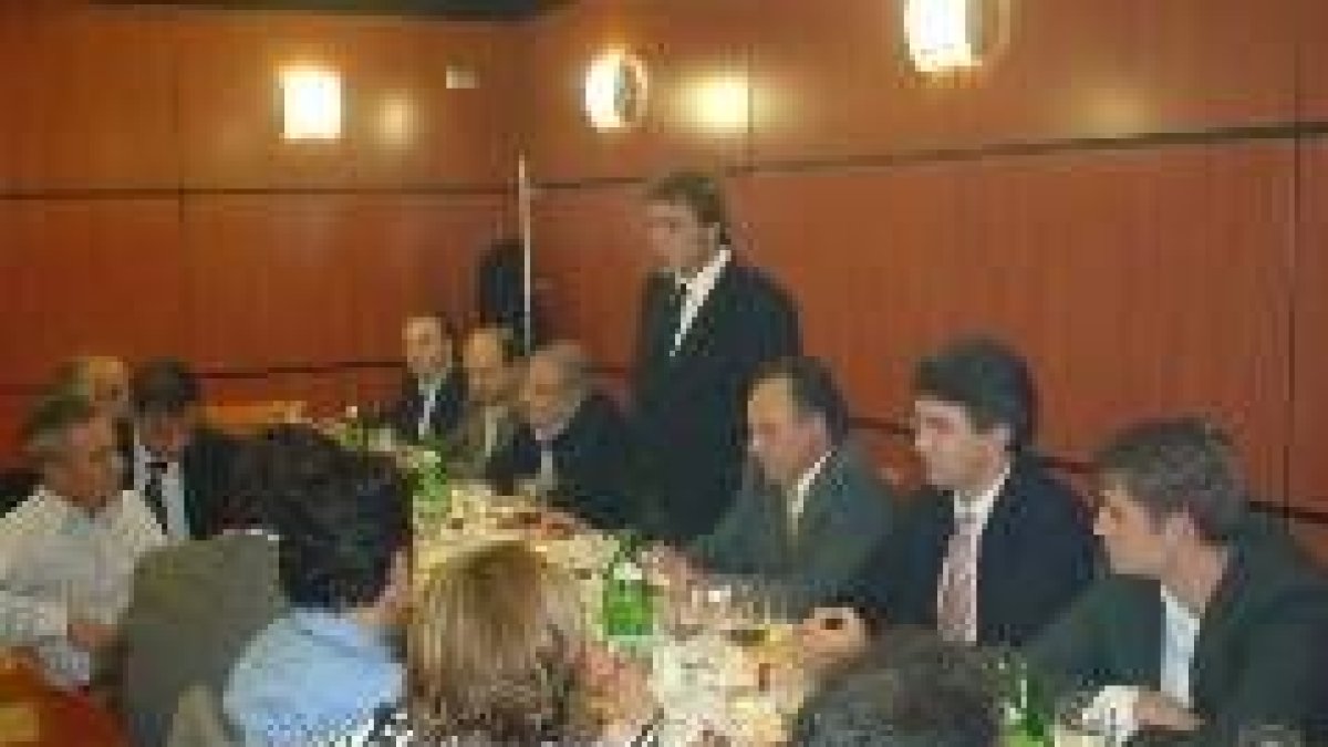 El presidente de la Diputación se dirige a los presentes una vez finalizada la cena