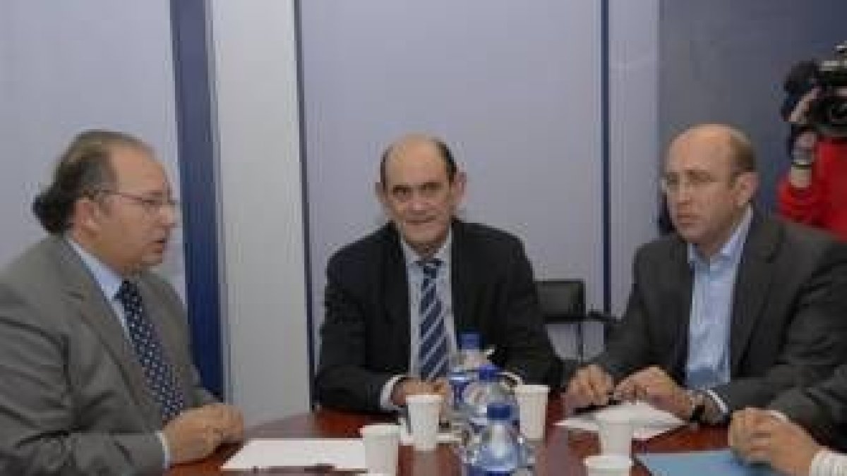 Eduardo Fernández, Ignacio Astarloa y Tomé, ayer, durante la rueda de prensa en León