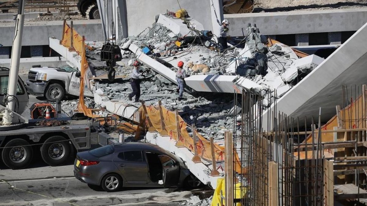 Los equipos de rescate trabajan para encontrar superviventes tras el colapso de un puente en Miami, Florida