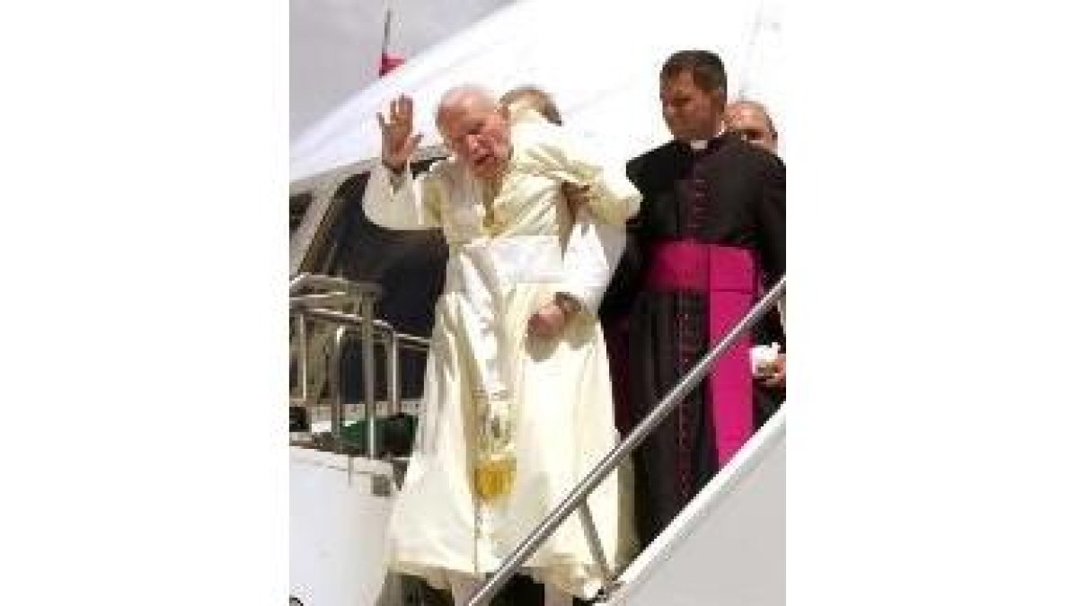 El Papa, Juan Pablo II, en su llegada ayer a Toronto