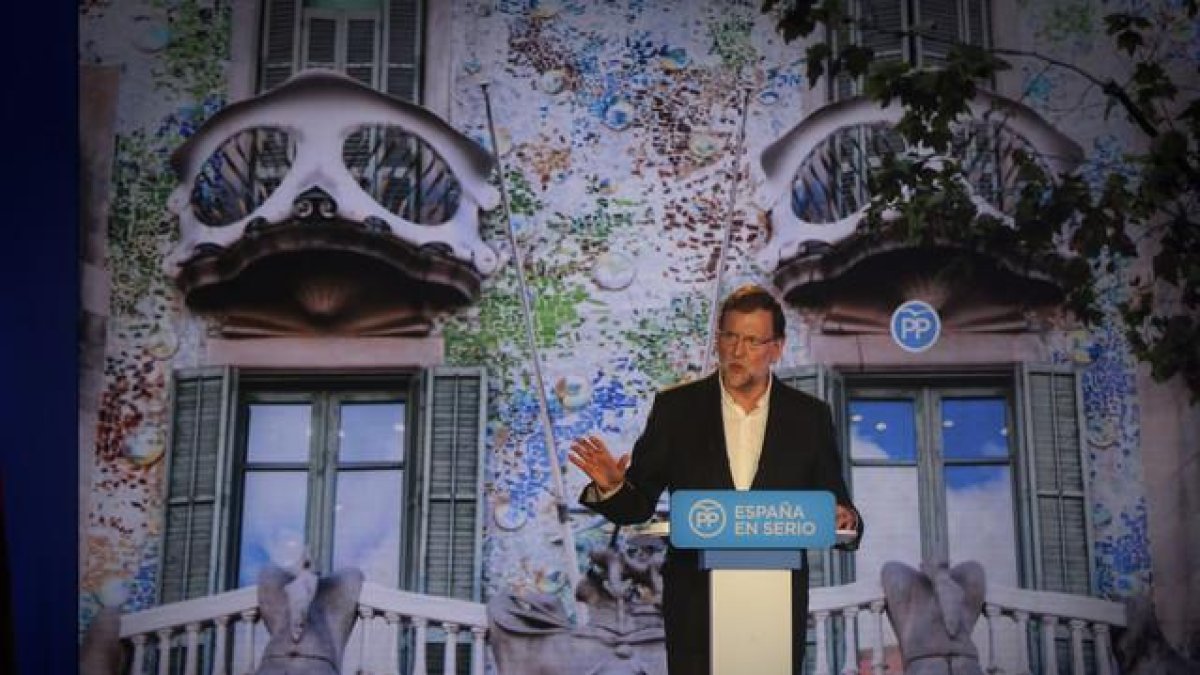 Mariano Rajoy, con una imagen de la Casa Batlló de fondo, durante el acto del PP en Barcelona.