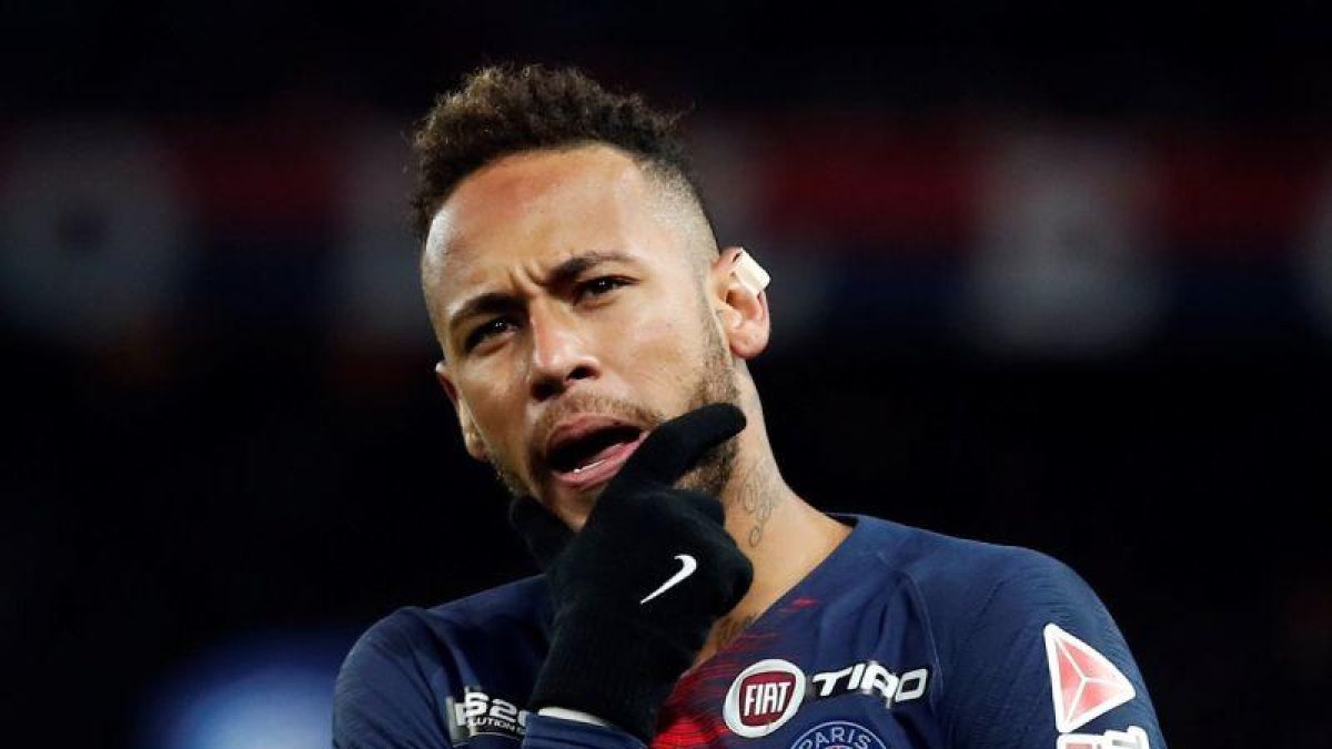 Neymar, pensativo en el Parque de los Príncipes de París.