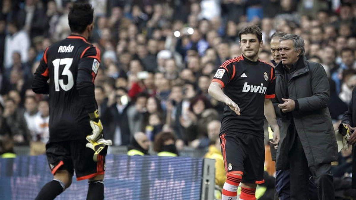 Mourinho habla con Casillas antes de que salga al campo tras la expulsión de Adán.