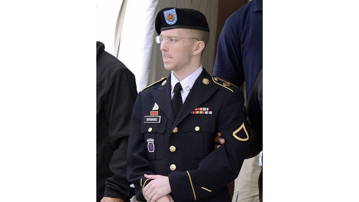 El soldado del Ejército de Estados Unidos Bradley Manning a su salida de los juzgados de Fort George G. Meade, Maryland, EE UU