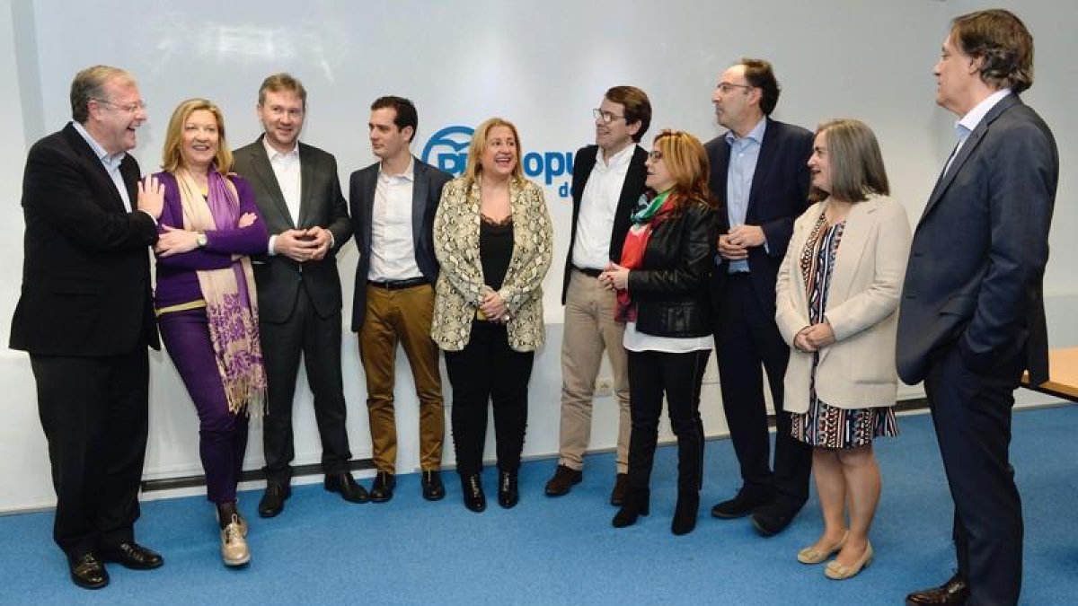 El presidente del Partido Popular de Castilla y León, Alfonso Fernández Mañueco, posa junto a los nueve candidatos a las capitales de provincia de las elecciones municipales del mes de mayo, entre ellos Antonio SIlván (izquierda).