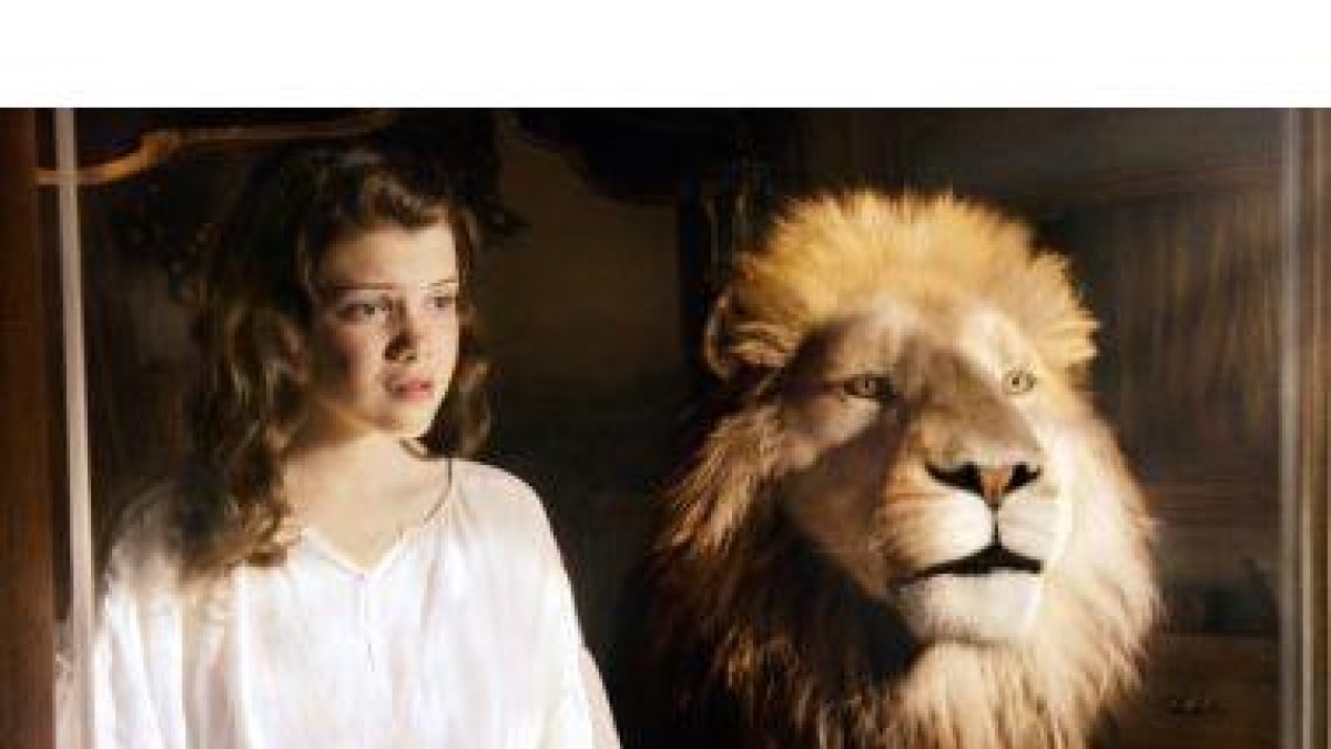 Georgie Henley y Alan el León en una escena de la última entrega de Narnia.