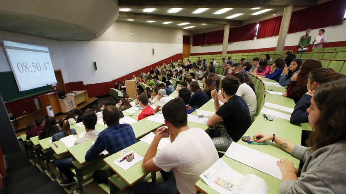 Alumnos durante las pruebas de selectividad en la Universidad de León. RAMIRO