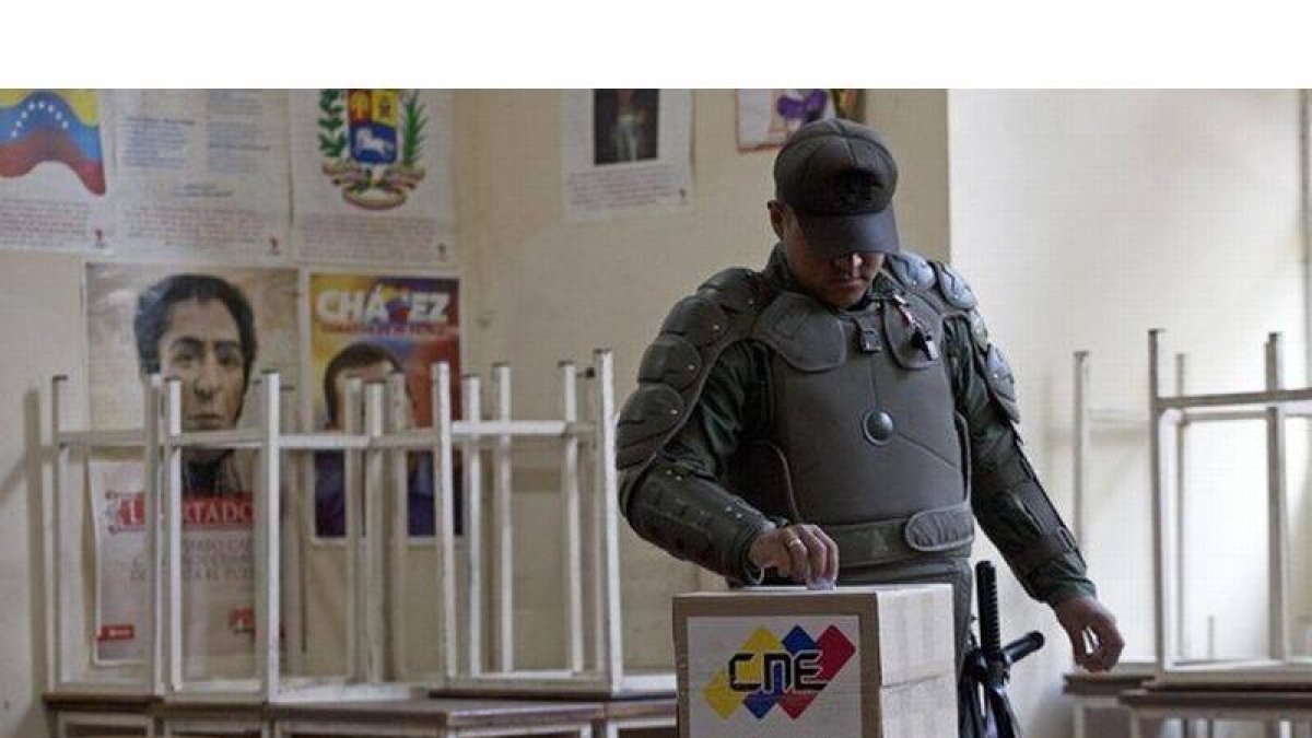 Un soldado deposita su voto en una urna, este domingo en Caracas.
