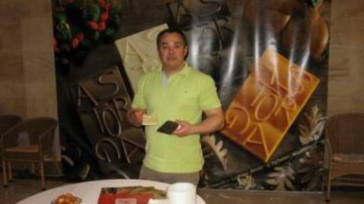 José Arévalo, propietario de El Arriero Maragato, posa con las variedades de la tableta.