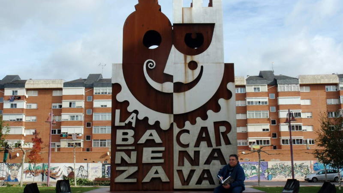 Toño Odón Alonso, con su libro, delante de la escultura del Carnaval que resultó del cartel que realizó para publicitar la fiesta en 1996.