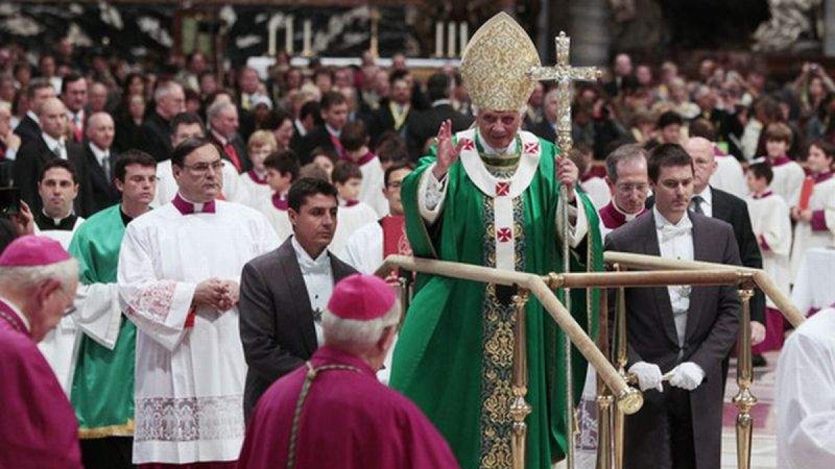 Benedicto XVI cruza la basílica a bordo de la plataforma móvil.