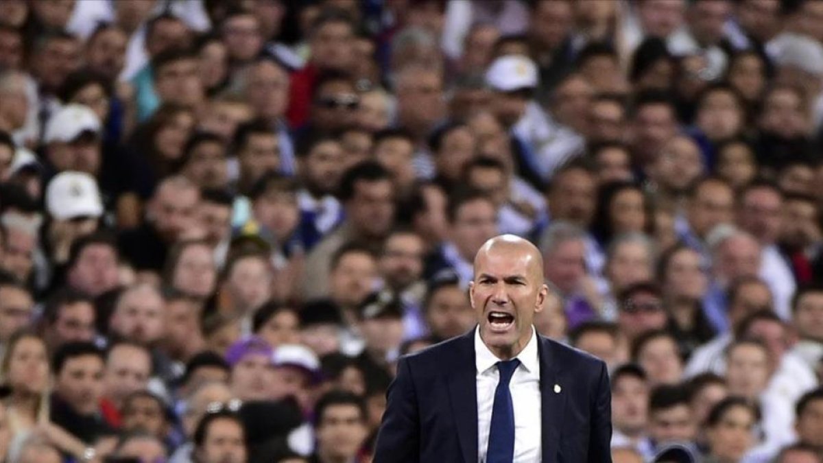 Zinedine Zidane durante el Clásico en un Santiago Bernabéu abarrotado.
