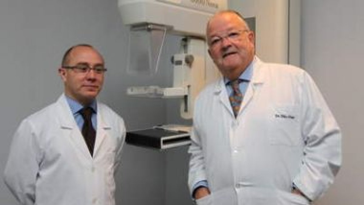 El jefe de la sección de Oncología del Hospital de León, Andrés García Palomo, a la izquierda, y el