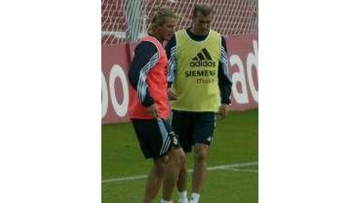 Beckham, junto a Zidane, en un entrenamiento del equipo