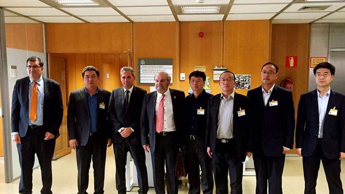 Delegación de Ocean Resources, con el alcalde de Sobrado, en su visita de octubre al Ministerio.